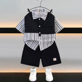 طقم ولادي شورت مع قميص مخطط نصف فيست