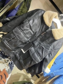 جاكيت جلد أسود قبة فرو