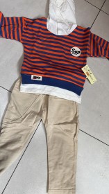 طقم بنطلون بيج وبلوزة مخططة