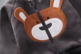 طقم مخمل مبطن فرو فيست مع جاكيت رسمة الدب