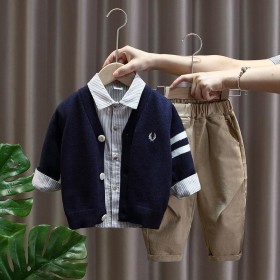 طقم ولادي جرزاية مع قميص مخطط وبنطلون طحيني