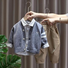 طقم ولادي جرزاية مع قميص مخطط وبنطلون طحيني