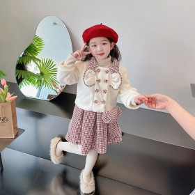 فستان كاروهات وجاكيت البسة مع شنتة