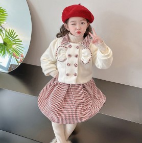 فستان كاروهات وجاكيت البسة مع شنتة